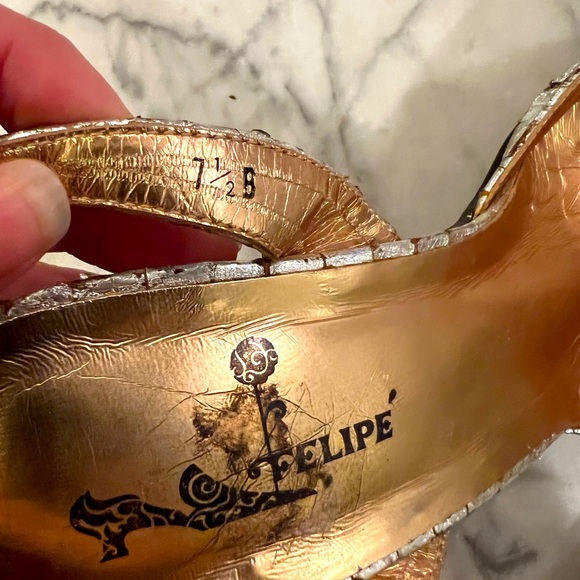 Vintage 1960s Felipe silver slingback heels.  Size 7 1/2. - Picture 5 of 6